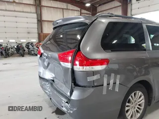 2011 Toyota Sienna XLE AAS z VIN 5TDYK3DC9BS086170, wystawiony jako IAAI lot #42596944 z przebiegiem 156 813 mil mil oraz . Historia ofert i sprzedaży dostępna na DreamBid. Obrazek 18.