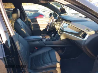 2024 Cadillac XT6 AWD Sport z VIN 1GYKPHRS4RZ700307, wystawiony jako IAAI lot #41257556 z przebiegiem 18 292 mil mil oraz . Historia ofert i sprzedaży dostępna na DreamBid. Obrazek 5.