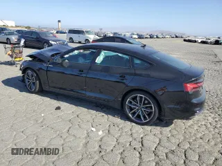 2024 Audi A5 Sportback S line Premium z VIN WAUDACF58RA084690, wystawiony jako Copart lot #60849475 z przebiegiem Nie podano mil oraz Szkoda całkowita • Salvage title. Historia ofert i sprzedaży dostępna na DreamBid. Obrazek 2.