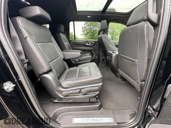 2023 Chevrolet Suburban LT z VIN 1GNSCCKD1PR309197, wystawiony jako Copart lot #62896615 z przebiegiem 184 279 mil mil oraz Czysty tytuł • Clean title. Historia ofert i sprzedaży dostępna na DreamBid. Obrazek 6.