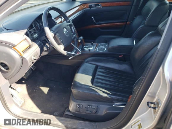 2004 Volkswagen Phaeton V8 z VIN WVWAF63D348008461, wystawiony jako Copart lot #75664804 z przebiegiem 207 769 mil mil oraz Szkoda całkowita • Salvage title. Historia ofert i sprzedaży dostępna na DreamBid. Obrazek 7.