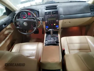2008 Volkswagen Touareg V6 с VIN WVGBE77L18D001404, выставлен на аукционе Copart как лот 51045355 с пробегом 120 082 миль миль и Списание • Salvage title. История ставок и продаж доступна на DreamBid. Изображение 8.