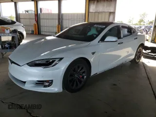 2019 Tesla Model S 100D z VIN 5YJSA1E45KF330633, wystawiony jako Copart lot #49329745 z przebiegiem 74 047 mil mil oraz Szkoda całkowita • Salvage title. Historia ofert i sprzedaży dostępna na DreamBid. Obrazek 1.