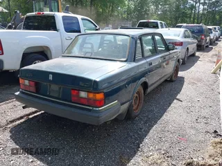 1992 Volvo 240 z VIN YV1AS8802N1473105, wystawiony jako IAAI lot #42298116 z przebiegiem 216 988 mil mil oraz . Historia ofert i sprzedaży dostępna na DreamBid. Obrazek 4.