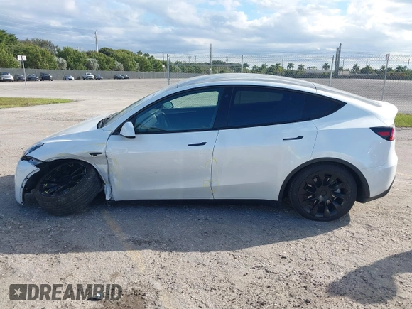 2023 Tesla Model Y Long Range z VIN 7SAYGDEE0PA128888, wystawiony jako IAAI lot #41410085 z przebiegiem 12 578 mil mil oraz . Historia ofert i sprzedaży dostępna na DreamBid. Obrazek 14.