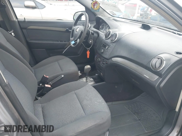 2008 Chevrolet Aveo LT z VIN KL1TG56668B240775, wystawiony jako IAAI lot #40971975 z przebiegiem 137 900 mil mil oraz . Historia ofert i sprzedaży dostępna na DreamBid. Obrazek 5.