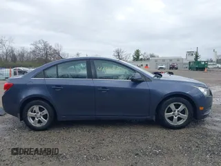 2014 Chevrolet Cruze 1LT z VIN 1G1PC5SB0E7213216, wystawiony jako IAAI lot #41955710 z przebiegiem 147 003 mil mil oraz . Historia ofert i sprzedaży dostępna na DreamBid. Obrazek 13.