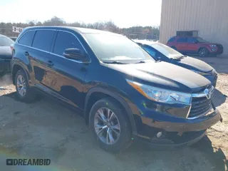 2015 Toyota Highlander LE with VIN 5TDBKRFH0FS210916, listed as a IAAI auction lot 41695145 with 123,236 mi miles. Bid and sale history available at carsss.com. Image 1.