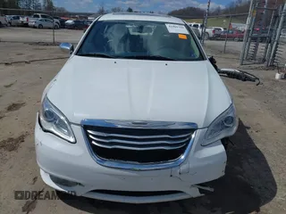 2014 Chrysler 200 Limited z VIN 1C3CCBCGXEN152570, wystawiony jako IAAI lot #41901310 z przebiegiem 135 752 mil mil oraz . Historia ofert i sprzedaży dostępna na DreamBid. Obrazek 6.