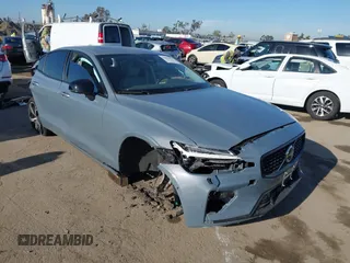 2024 Volvo S60 Plus Dark Theme z VIN 7JRL12TL5RG324532, wystawiony jako IAAI lot #42004470 z przebiegiem Nie podano mil oraz . Historia ofert i sprzedaży dostępna na DreamBid. Obrazek 1.