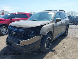 2023 Nissan Pathfinder SV z VIN 5N1DR3BD8PC223755, wystawiony jako IAAI lot #42077555 z przebiegiem 73 381 mil mil oraz . Historia ofert i sprzedaży dostępna na DreamBid. Obrazek 6.