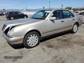 1997 Mercedes-Benz E-Class with VIN WDBJF55F4VJ032270, listed as a Copart auction lot 48010725 with 191,091 mi miles and Salvage Title. Bid and sale history available at carsss.com. Image 1.