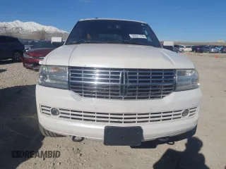 2013 Lincoln Navigator z VIN 5LMJJ3J50DEL09529, wystawiony jako Copart lot #50421755 z przebiegiem 185 970 mil mil oraz Czysty tytuł • Clean title. Historia ofert i sprzedaży dostępna na DreamBid. Obrazek 5.