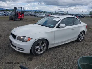 2010 BMW 1 Series 128i z VIN WBAUP7C51AVK77108, wystawiony jako IAAI lot #42217674 z przebiegiem 150 548 mil mil oraz . Historia ofert i sprzedaży dostępna na DreamBid. Obrazek 2.