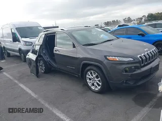 2017 Jeep Cherokee Latitude z VIN 1C4PJLCB6HW668128, wystawiony jako IAAI lot #42825498 z przebiegiem 110 951 mil mil oraz . Historia ofert i sprzedaży dostępna na DreamBid. Obrazek 1.
