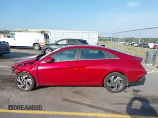 2025 Hyundai Elantra SEL Convenience z VIN KMHLS4DG2SU877358, wystawiony jako IAAI lot #41996158 z przebiegiem 3 141 mil mil oraz . Historia ofert i sprzedaży dostępna na DreamBid. Obrazek 13.