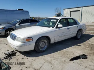 1999 Ford Crown Victoria LX z VIN 2FAFP74W0XX132710, wystawiony jako Copart lot #49500615 z przebiegiem 118 165 mil mil oraz Szkody całkowita. Historia ofert i sprzedaży dostępna na DreamBid. Obrazek 1.