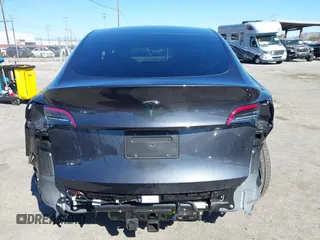 2025 Tesla Model Y Long Range z VIN 7SAYGDED0SF314885, wystawiony jako IAAI lot #41871384 z przebiegiem 1 795 mil mil oraz . Historia ofert i sprzedaży dostępna na DreamBid. Obrazek 17.