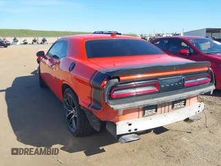 2016 Dodge Challenger R/T Scat Pack z VIN 2C3CDZFJ2GH345692, wystawiony jako IAAI lot #41686233 z przebiegiem 120 723 mil mil oraz . Historia ofert i sprzedaży dostępna na DreamBid. Obrazek 3.