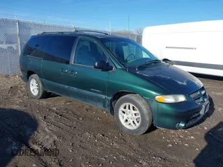 1999 Dodge Caravan SE with VIN 2B4GP44G9XR135970, listed as a IAAI auction lot 41714951 with 173,451 mi miles and . Bid and sale history available at carsss.com. Image 1.