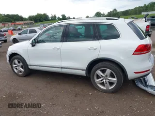 2013 Volkswagen Touareg Exec z VIN WVGEF9BP5DD005322, wystawiony jako IAAI lot #42146276 z przebiegiem 154 498 mil mil oraz . Historia ofert i sprzedaży dostępna na DreamBid. Obrazek 14.