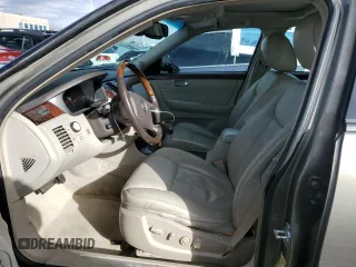 2010 Cadillac DTS 1SD z VIN 1G6KH5EY8AU108702, wystawiony jako Copart lot #76286984 z przebiegiem 177 455 mil mil oraz Szkoda całkowita • Salvage title. Historia ofert i sprzedaży dostępna na DreamBid. Obrazek 7.