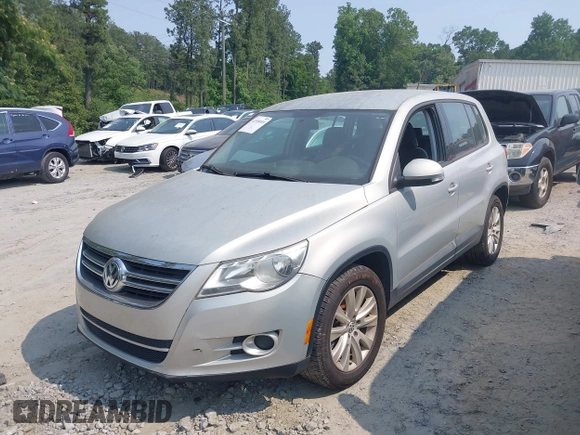 2010 Volkswagen Tiguan Wolfsburg Edition z VIN WVGAV7AX4AW516107, wystawiony jako IAAI lot #42399809 z przebiegiem 91 780 mil mil oraz . Historia ofert i sprzedaży dostępna na DreamBid. Obrazek 2.