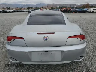 2012 Fisker Karma EcoChic z VIN YH4K16AA0CA000133, wystawiony jako Copart lot #82445934 z przebiegiem 104 427 mil mil oraz Szkody całkowita. Historia ofert i sprzedaży dostępna na DreamBid. Obrazek 6.