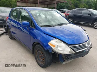 2011 Nissan Versa S z VIN 3N1BC1CP0BL447225, wystawiony jako IAAI lot #42466974 z przebiegiem 133 973 mil mil oraz . Historia ofert i sprzedaży dostępna na DreamBid. Obrazek 1.