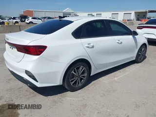 2022 Kia Forte LXS z VIN 3KPF24AD2NE425621, wystawiony jako IAAI lot #41865432 z przebiegiem 14 245 mil mil oraz . Historia ofert i sprzedaży dostępna na DreamBid. Obrazek 4.