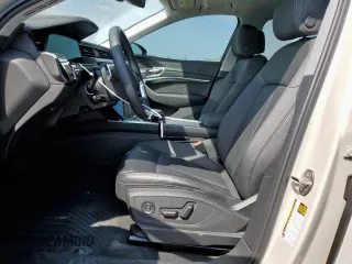 2022 Audi e-tron Premium z VIN WA1AAAGEXNB023977, wystawiony jako Copart lot #53498145 z przebiegiem 28 494 mil mil oraz Szkody całkowita. Historia ofert i sprzedaży dostępna na DreamBid. Obrazek 7.