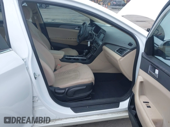 2017 Hyundai Sonata SE z VIN 5NPE24AF7HH556136, wystawiony jako IAAI lot #42134580 z przebiegiem 64 333 mil mil oraz . Historia ofert i sprzedaży dostępna na DreamBid. Obrazek 5.