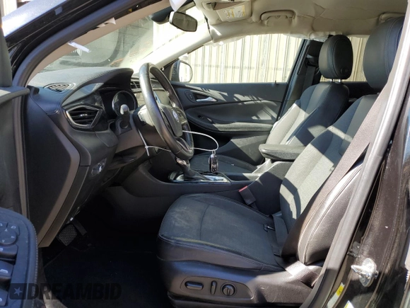 2020 Buick Encore GX Select z VIN KL4MMDSL2LB096513, wystawiony jako Copart lot #50428735 z przebiegiem 58 101 mil mil oraz Czysty tytuł • Clean title. Historia ofert i sprzedaży dostępna na DreamBid. Obrazek 7.