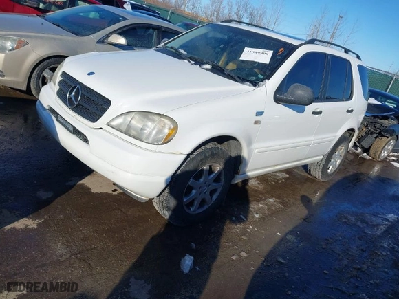 1999 Mercedes-Benz M-Class with VIN 4JGAB72E0XA059632, listed as a IAAI auction lot 41589990 with NaN miles. Bid and sale history available at carsss.com. Image 2.