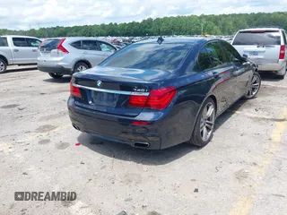 2015 BMW 7 Series 740i z VIN WBAYA6C59FD826726, wystawiony jako IAAI lot #42254240 z przebiegiem 110 006 mil mil oraz . Historia ofert i sprzedaży dostępna na DreamBid. Obrazek 4.