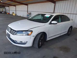 2015 Volkswagen Passat SEL Premium z VIN 1VWCV7A39FC036953, wystawiony jako IAAI lot #42181825 z przebiegiem 118 040 mil mil oraz . Historia ofert i sprzedaży dostępna na DreamBid. Obrazek 2.