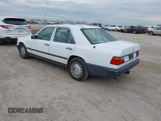1989 Mercedes-Benz 300 300E with VIN WDBEA30D6KB024140, listed as a IAAI auction lot 41332894 with 237,628 mi miles. Bid and sale history available at carsss.com. Image 3.