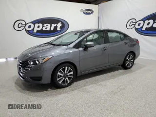 2023 Nissan Versa SV z VIN 3N1CN8EV5PL862003, wystawiony jako Copart lot #60059595 z przebiegiem 35 896 mil mil oraz Czysty tytuł • Clean title. Historia ofert i sprzedaży dostępna na DreamBid. Obrazek 1.