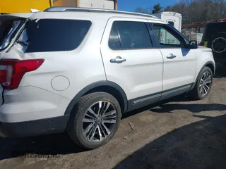 2016 Ford Explorer Platinum z VIN 1FM5K8HT2GGA74658, wystawiony jako IAAI lot #41895595 z przebiegiem 125 619 mil mil oraz . Historia ofert i sprzedaży dostępna na DreamBid. Obrazek 4.