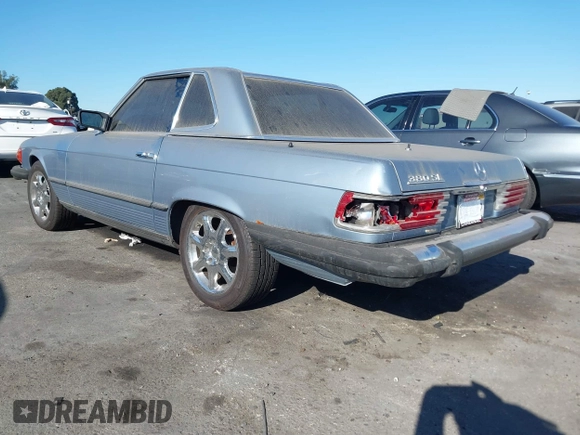 1985 Mercedes-Benz 380 z VIN WDBBA45C6FA020254, wystawiony jako IAAI lot #41254573 z przebiegiem 74 344 mil mil oraz . Historia ofert i sprzedaży dostępna na DreamBid. Obrazek 3.