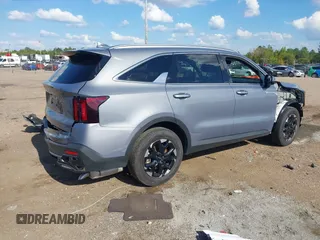 2024 Kia Sorento S z VIN 5XYRL4JC1RG265371, wystawiony jako IAAI lot #40450437 z przebiegiem 14 620 mil mil oraz . Historia ofert i sprzedaży dostępna na DreamBid. Obrazek 4.