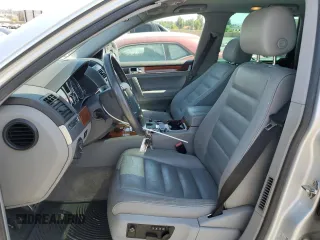 2005 Volkswagen Touareg z VIN WVGCM77L95D014940, wystawiony jako Copart lot #60156795 z przebiegiem 114 551 mil mil oraz Czysty tytuł • Clean title. Historia ofert i sprzedaży dostępna na DreamBid. Obrazek 7.