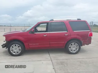 2013 Lincoln Navigator z VIN 5LMJJ2H56DEL07915, wystawiony jako IAAI lot #42138639 z przebiegiem 143 437 mil mil oraz . Historia ofert i sprzedaży dostępna na DreamBid. Obrazek 14.