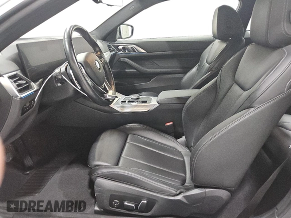 2024 BMW 4 Series 430i z VIN WBA53AP01RCR82185, wystawiony jako Copart lot #55703945 z przebiegiem 24 906 mil mil oraz Czysty tytuł • Clean title. Historia ofert i sprzedaży dostępna na DreamBid. Obrazek 7.