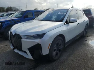 2025 BMW iX xDrive50 z VIN WB523CF07SCT08532, wystawiony jako Copart lot #54895475 z przebiegiem 2019 mil mil oraz Tytuł czysty. Historia ofert i sprzedaży dostępna na DreamBid. Obrazek 1.