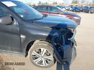 2023 Mitsubishi Outlander ES z VIN JA4ARUAU1PU011685, wystawiony jako IAAI lot #41575031 z przebiegiem 57 068 mil mil oraz . Historia ofert i sprzedaży dostępna na DreamBid. Obrazek 17.