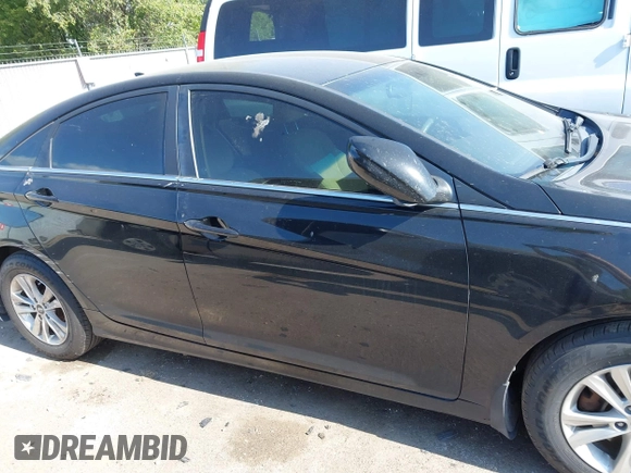2013 Hyundai Sonata GLS z VIN 5NPEB4AC8DH553567, wystawiony jako IAAI lot #42370521 z przebiegiem 143 295 mil mil oraz . Historia ofert i sprzedaży dostępna na DreamBid. Obrazek 6.