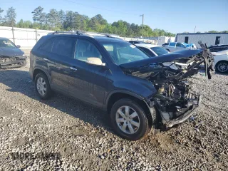 2012 Kia Sorento LX z VIN 5XYKT3A63CG240906, wystawiony jako Copart lot #52706915 z przebiegiem 182 518 mil mil oraz Szkoda całkowita • Salvage title. Historia ofert i sprzedaży dostępna na DreamBid. Obrazek 4.