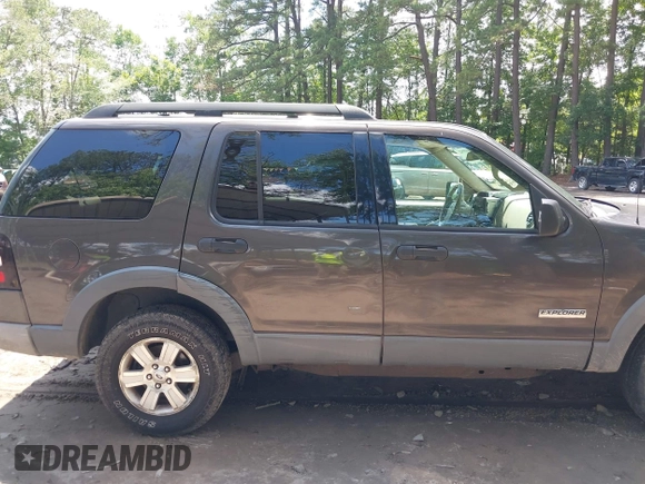2006 Ford Explorer XLT z VIN 1FMEU73E36UB70375, wystawiony jako IAAI lot #42460992 z przebiegiem 177 637 mil mil oraz . Historia ofert i sprzedaży dostępna na DreamBid. Obrazek 6.