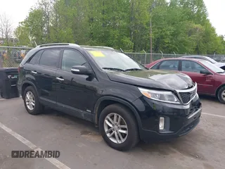 2015 Kia Sorento LX z VIN 5XYKTDA63FG570085, wystawiony jako IAAI lot #42031786 z przebiegiem 181 652 mil mil oraz . Historia ofert i sprzedaży dostępna na DreamBid. Obrazek 1.